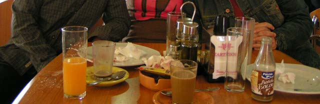 La Comunidad de los Put�ames desayunando, qu� l�stima que Rocky no salga bien en la foto